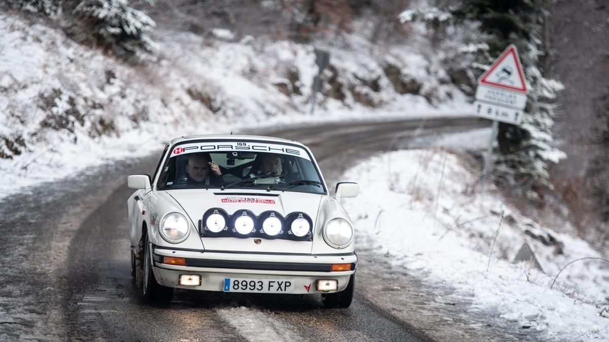 El piloto Alex Ruiz Ayucar y el copiloto Joseba Rodríguez durante su participación en el Rally Montecarlo Histórico.