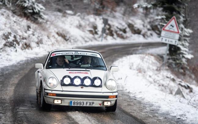 El piloto Alex Ruiz Ayucar y el copiloto Joseba Rodríguez durante su participación en el Rally Montecarlo Histórico.