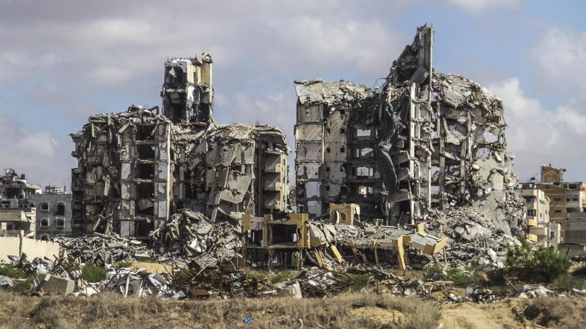 Edificios destrozados en ataques israelíes en Ciudad de Gaza.