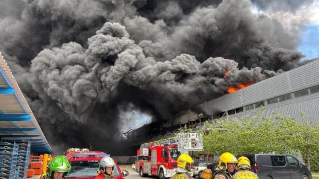 Columna de humo de la nave industrial Honda.