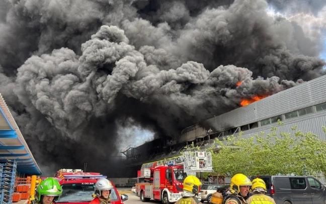 Columna de humo de la nave industrial Honda.
