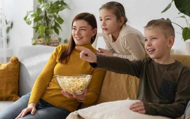 Una familia viendo la televisión, en una imagen de archivo.