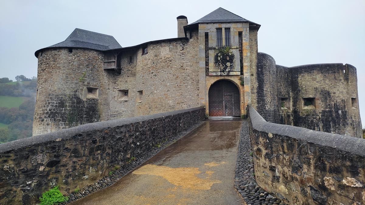 El sólido y medieval castillo de Mauleón es el mejor balcón sobre la capital de Zuberoa.