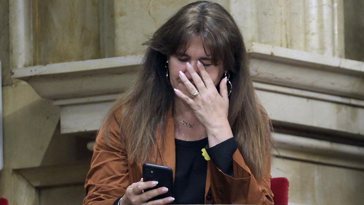 La líder de Junts, Laura Borràs, con gesto apesadumbrado, en el Parlament de Catalunya.