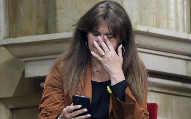 La líder de Junts, Laura Borràs, con gesto apesadumbrado, en el Parlament de Catalunya.