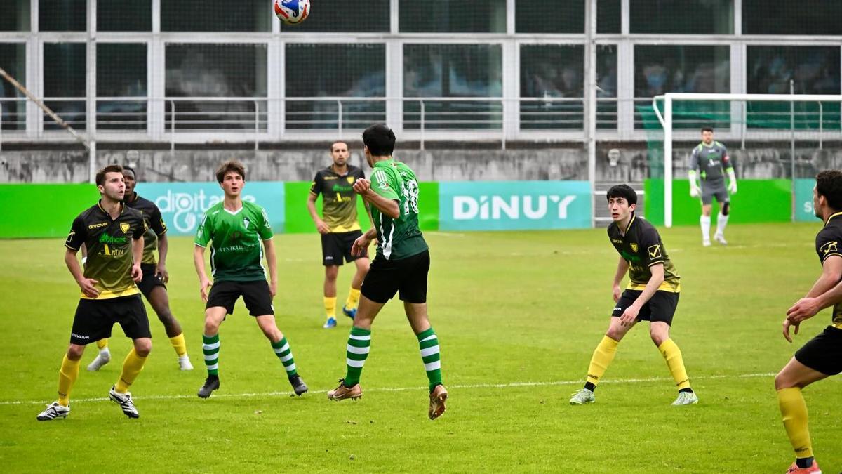 Instante del partido entre el Hondarribia F.T. y el C.D. Roteta