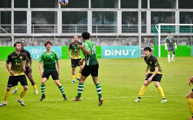 Instante del partido entre el Hondarribia F.T. y el C.D. Roteta