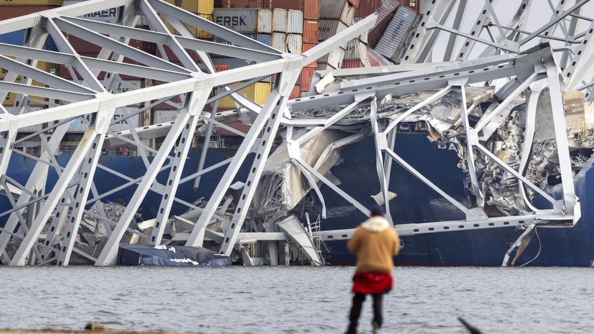 Imagen del puente tras derrumbarse por el paso de un carguero en Baltimore.