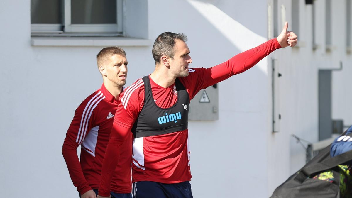 Kike García y Darko llegan al entrenamiento.