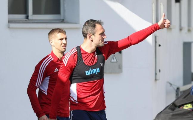 Kike García y Darko llegan al entrenamiento.