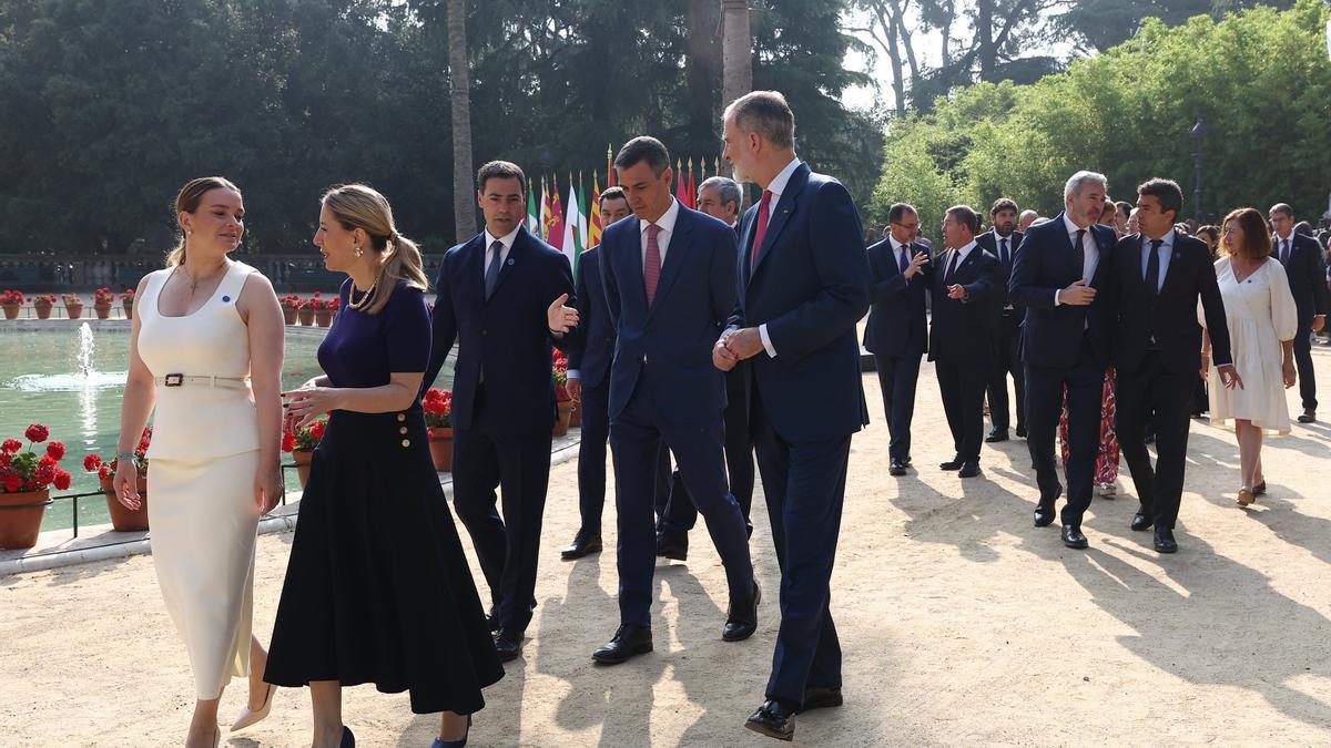 El lehendakari, Imanol Pradales, con el presidente español, Pedro Sánchez, en la conferencia de Barcelona