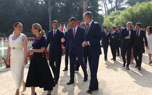 El lehendakari, Imanol Pradales, con el presidente español, Pedro Sánchez, en la conferencia de Barcelona / Fernando Calvo/Pool Moncloa El lehendakari, Imanol Pradales, con el presidente español, Pedro Sánchez, en la conferencia de Barcelona