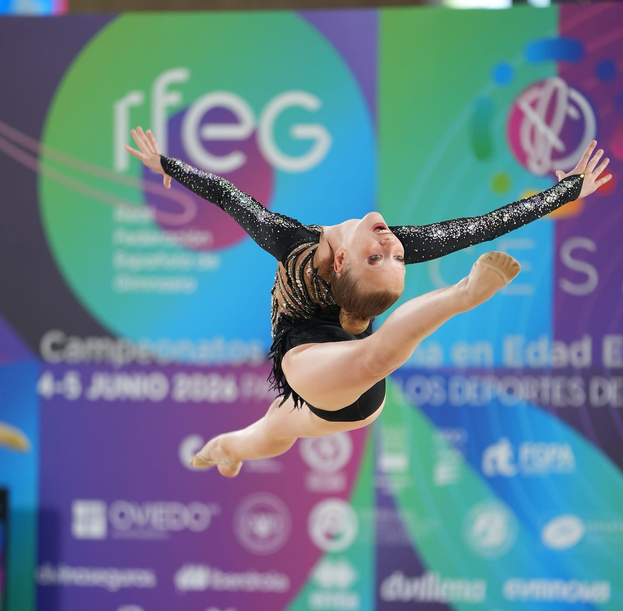 Dasha Rubtsova durante la ejecución de su ejercicio de manos libres
