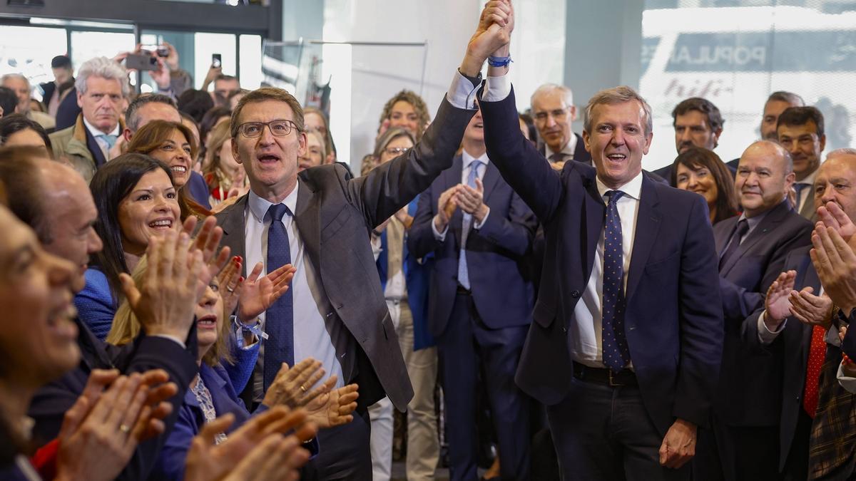 Alberto Núñez Feijóo y Alfonso Rueda se dieron un baño de masas a su llegada ayer a la sede del PP en Génova.