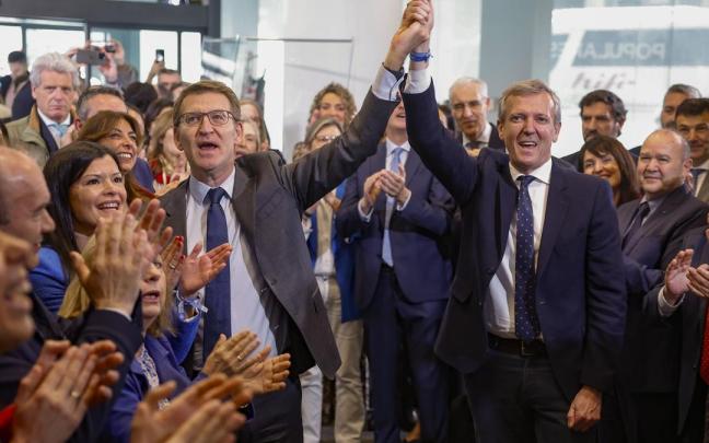 Alberto Núñez Feijóo y Alfonso Rueda se dieron un baño de masas a su llegada ayer a la sede del PP en Génova.