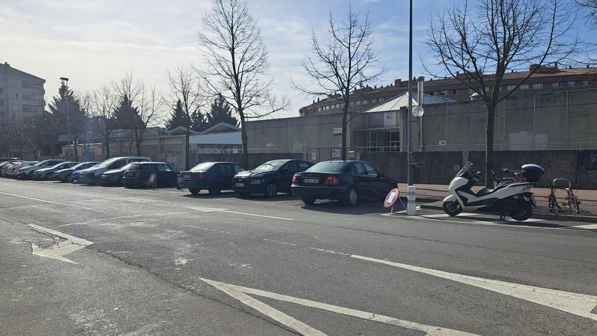 En uno de los laterales del centro se habilitarán plazas de estacionamiento de tiempo limitado