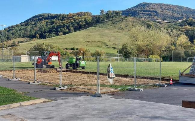 Obra para instalar nueva zona de juegos infantiles en La Barcena de Artziniega