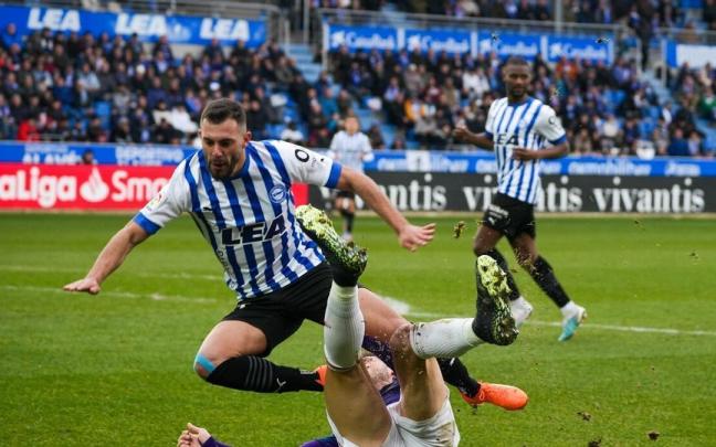 Luis Rioja sale trasquilado tras una entrada de Alcalá dentro del área
