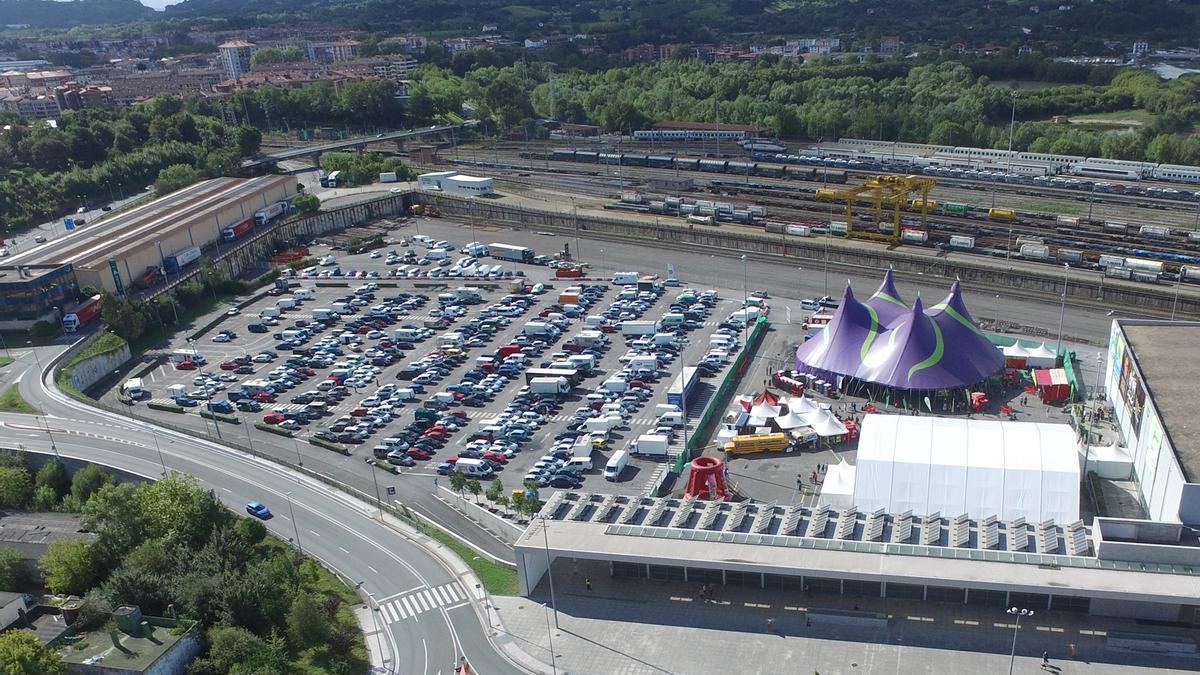 Foto del parking exterior del recinto ferial de Ficoba.