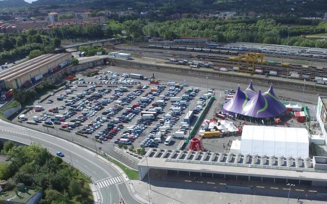 Foto del parking exterior del recinto ferial de Ficoba.