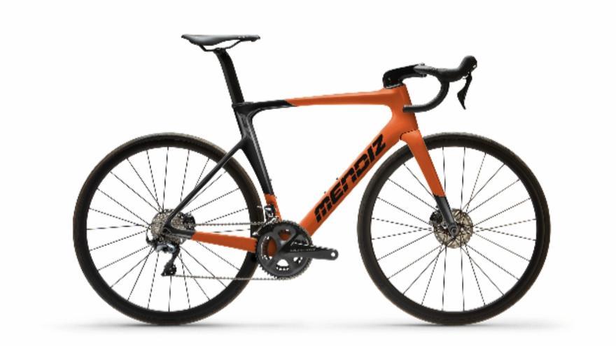 Imagen de una bici Mendiz combinada en naranja y negro.