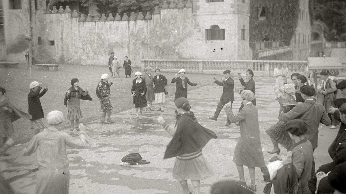 Jóvenes bailando en la Munoa de Zarautz en 1928.