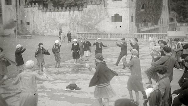 Jóvenes bailando en la Munoa de Zarautz en 1928.
