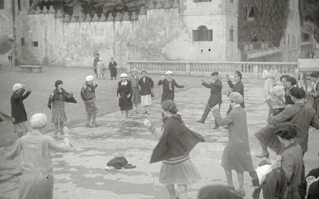 Jóvenes bailando en la Munoa de Zarautz en 1928.