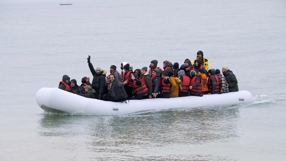 Imagen de archivo de un grupo de migrantes llegando a una playa de Dungeness a través del canal de la Mancha.