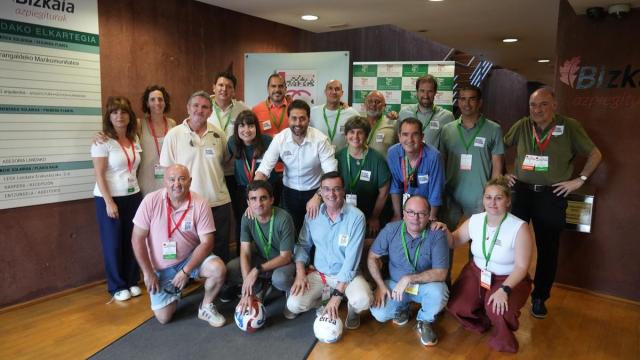 Iker Goñi, en el centro, celebrando el triunfo que le encumbró a la presidencia de la Federación Vasca de Fútbol./ JOSÉ MARI MARTÍNEZ