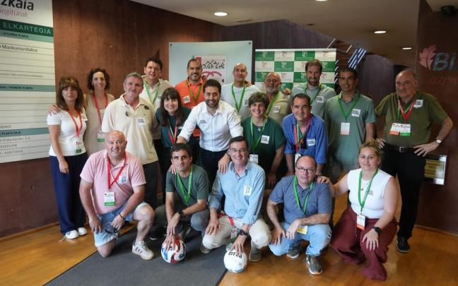 Iker Goñi, en el centro, celebrando el triunfo que le encumbró a la presidencia de la Federación Vasca de Fútbol./ JOSÉ MARI MARTÍNEZ