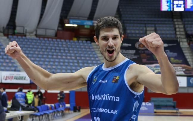 Ander Martínez celebra un triunfo. GIPUZKOA BASKET