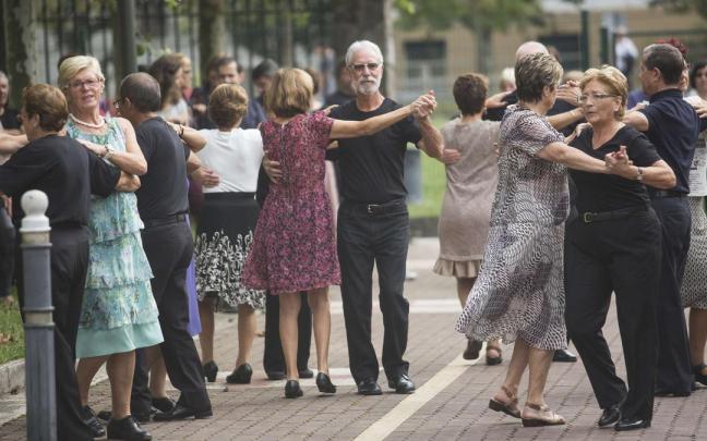 Entre las actividades programadas hay algunas sesiones de baile, como esta celebrada en Irsao.