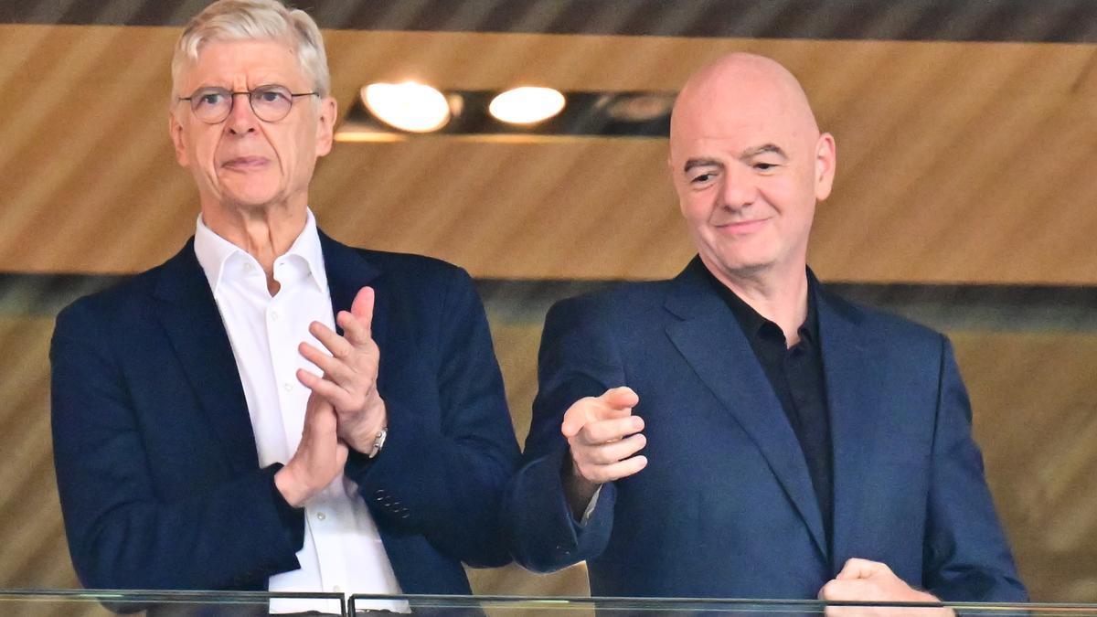 Arsène Wenger, jefe de desarrollo global del fútbol de la FIFA, y Gianni Infantino, presidente de la FIFA.