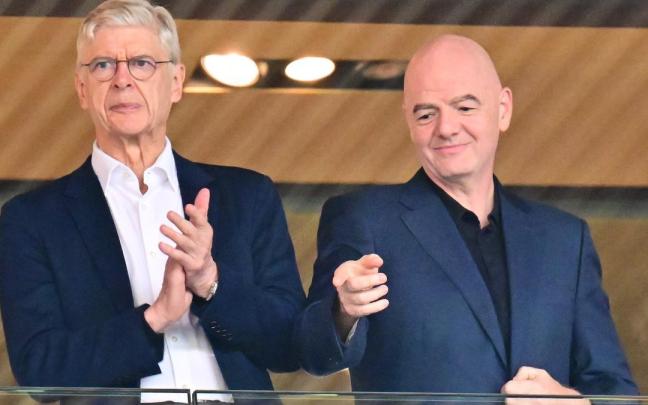 Arsène Wenger, jefe de desarrollo global del fútbol de la FIFA, y Gianni Infantino, presidente de la FIFA.