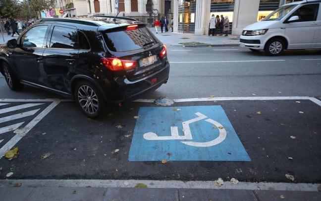 Plaza de aparcamiento reservada para personas con discapacidad