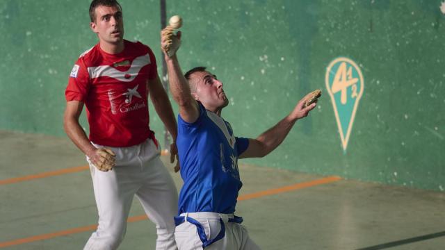 En imágenes: Joanes Bakaikoa vence a Asier Agirre en la primera eliminatoria del Cuatro y Medio de San Fermín. / IÑAKI PORTO En imágenes: Joanes Bakaikoa vence a Asier Agirre en la primera eliminatoria del Cuatro y Medio de San Fermín.