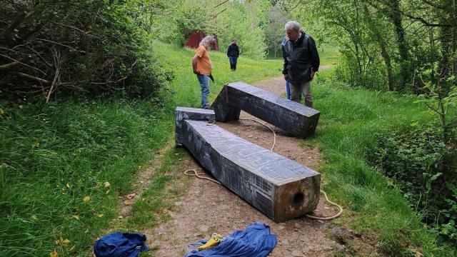 Varias personas ayudaron en la recuperación del agua de las piezas atacadas en el Parque esculturas de La Arboleda / NTM Varias personas ayudaron en la recuperación del agua de las piezas atacadas en el Parque esculturas de La Arboleda