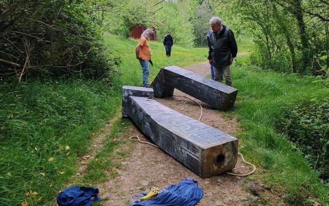 Varias personas ayudaron en la recuperación del agua de las piezas atacadas en el Parque esculturas de La Arboleda