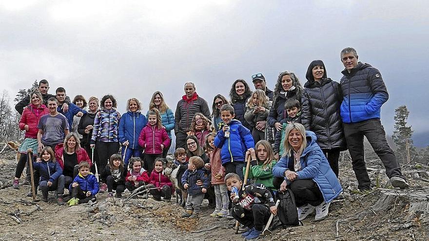 Foto de familia de txikis y mayores tras la plantación de 50 robles ayer.