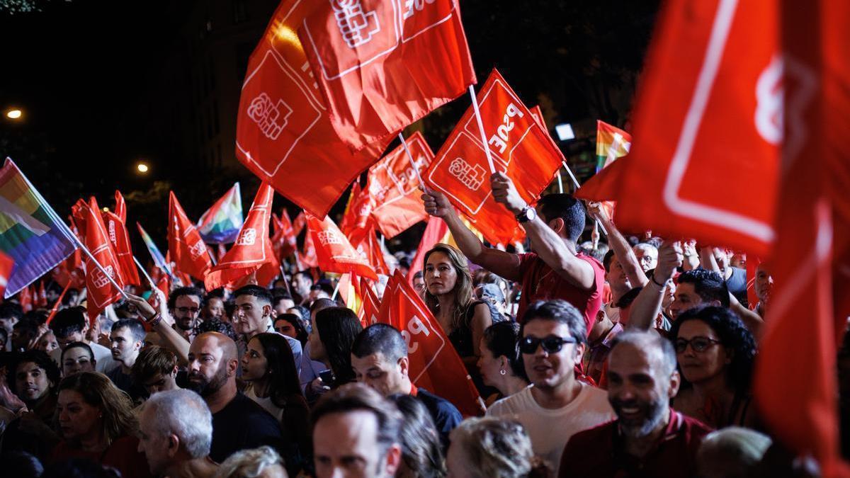 Centenares de simpatizantes celebraron los resultados electorales en Ferraz.