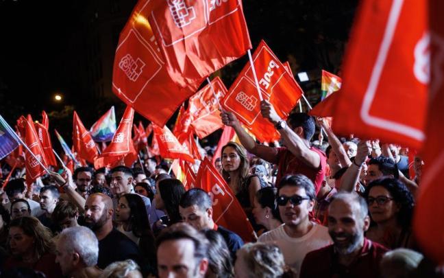 Centenares de simpatizantes celebraron los resultados electorales en Ferraz.