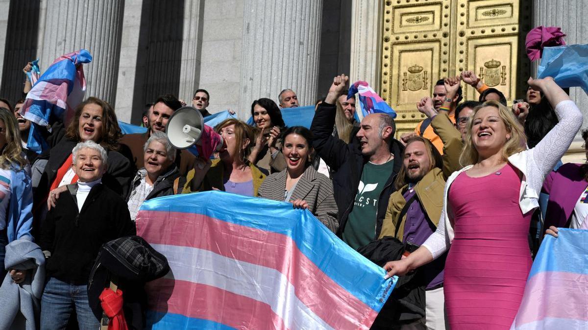 Irene Montero celebra la aprobación de la 'ley trans' a las puertas del Congreso.