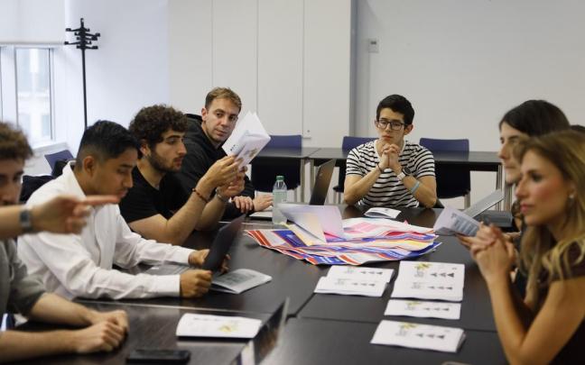 Imagen de la última reunión celebrada por el grupo de trabajo de Bilbao Ekin Kluba en el edificio de la calle Zabalgune Plaza, 11.