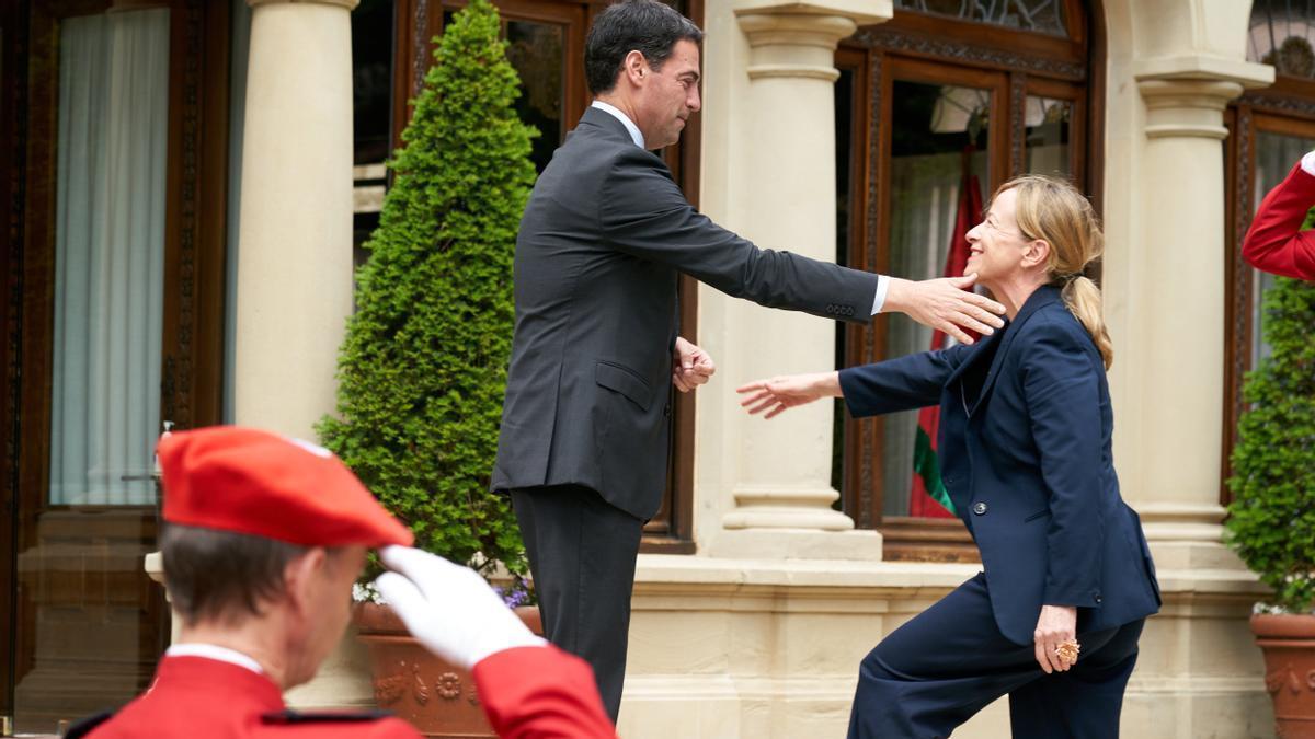 Imanol Pradales recibe a la diputada general de Gipuzkoa, Eider Mendoza, en Ajuria Enea.