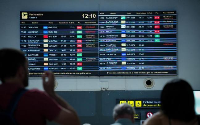 Pantalla informativa con los vuelos y embarques retrasados.