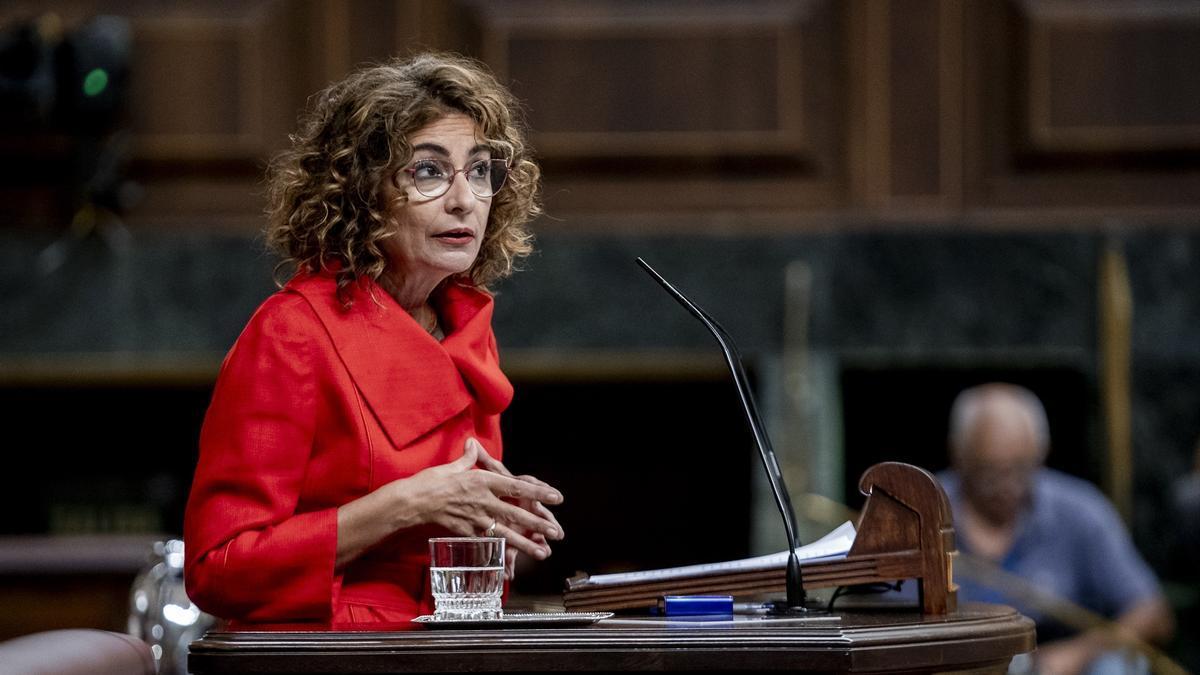 La vicepresidenta primera y ministra de Hacienda, María Jesús Montero, interviene durante una sesión plenaria en el Congreso.