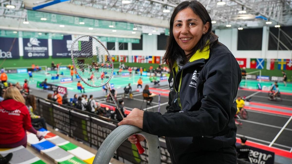 Dina Abouzeid posa en las gradas del centro cívico Aranalde, donde esta semana se está celebrando el Spanish Parabádminton International