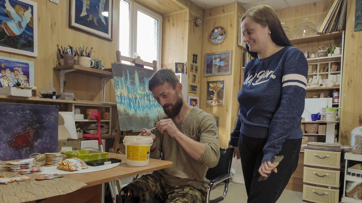 El artista y exsoldado Maksym Maksymiv con su esposa, Natalia Kurii, en su taller de Leópolis