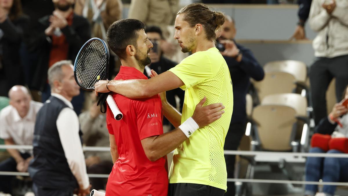Novak Djokovic y Alexander Zverev se saludan después de un partido.